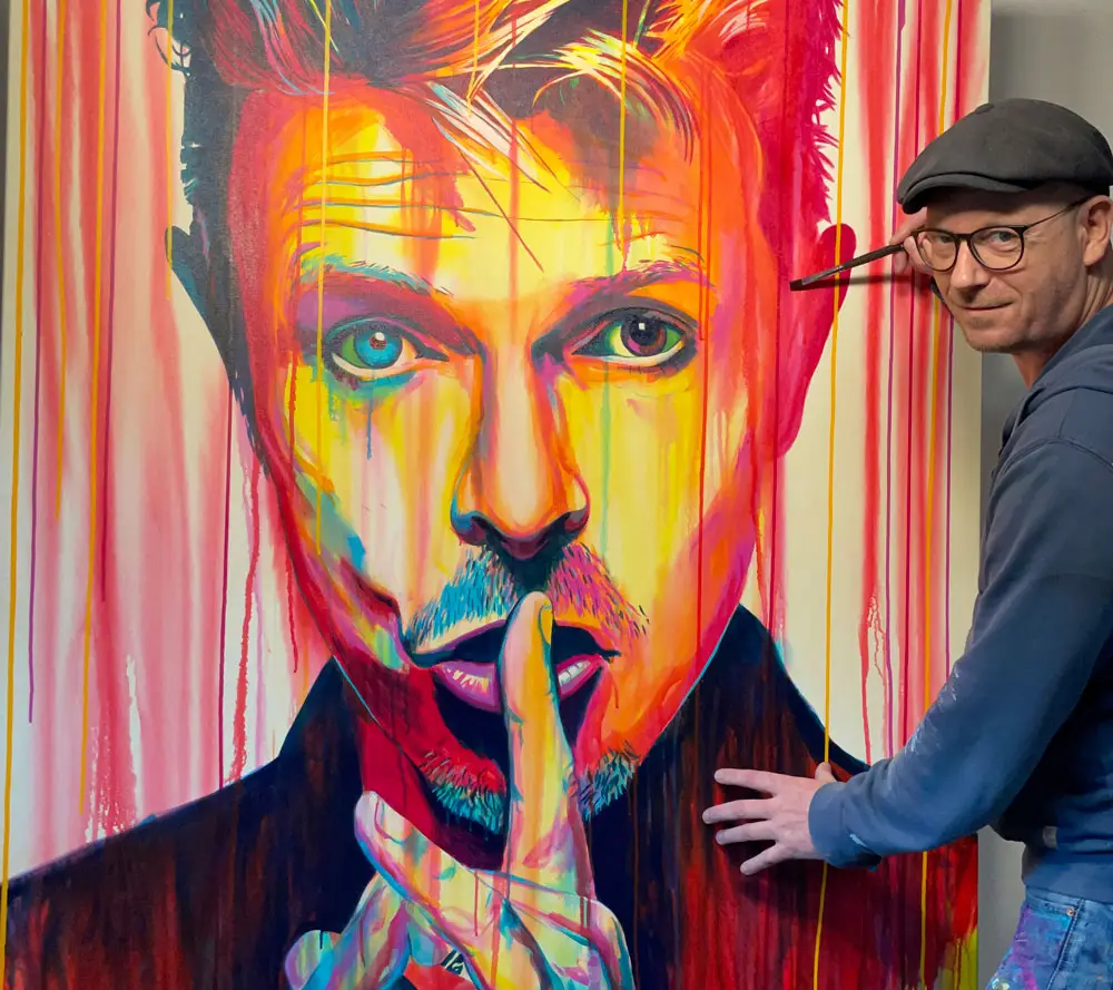 Original popart maleri af David bowie med fingeren for munden med løbende maling, malet af kunstner Allan Buch Maleri til salg