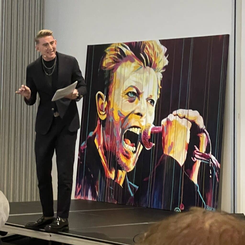 Cool Unite velgørenheds auktion med Jacob Risgård og Emil Thorup, flot hammerslag, solgt, original popart maleri af Pop art icon David Bowie med løbende maling, malet af kunstner Allan Buch.