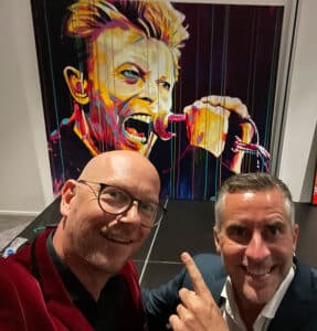 Cool Unite velgørenheds auktion med Jacob Risgård og Emil Thorup, flot hammerslag, solgt, original popart maleri af Pop art icon David Bowie med løbende maling, malet af kunstner Allan Buch.