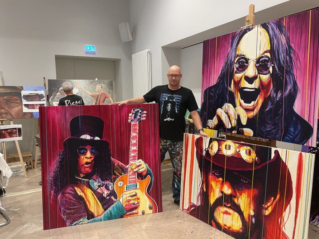 Original popart malerier Slash, Lemmy fra Motorhed og Ozzy Osbourne fra Balck Sabbath med løbende maling, malet af kunstner Allan Buch Maleri. farverne er overvejende pink , rød og sort